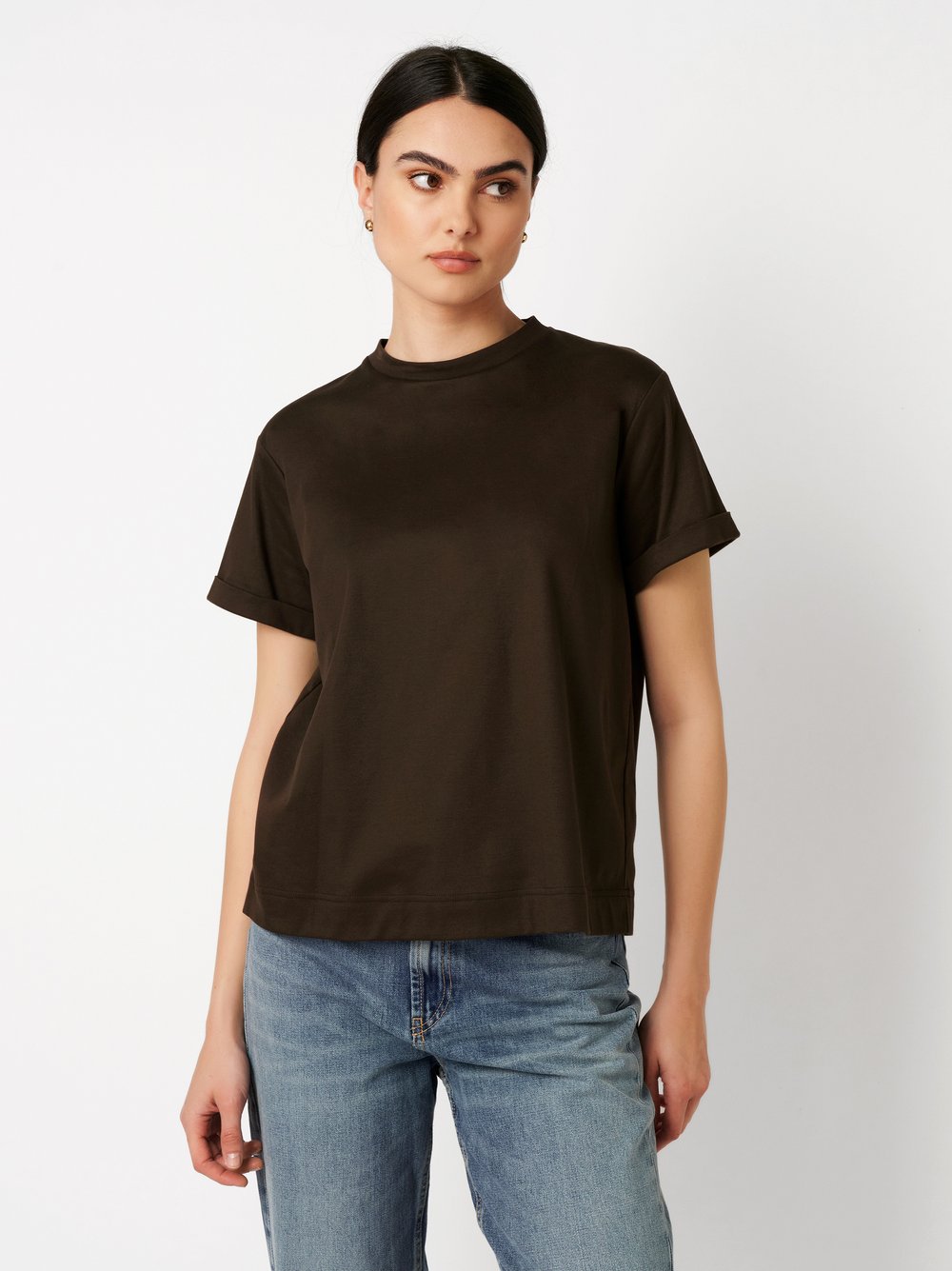 Damenshirt Alexa in mocha, Frontansicht am Model getragen