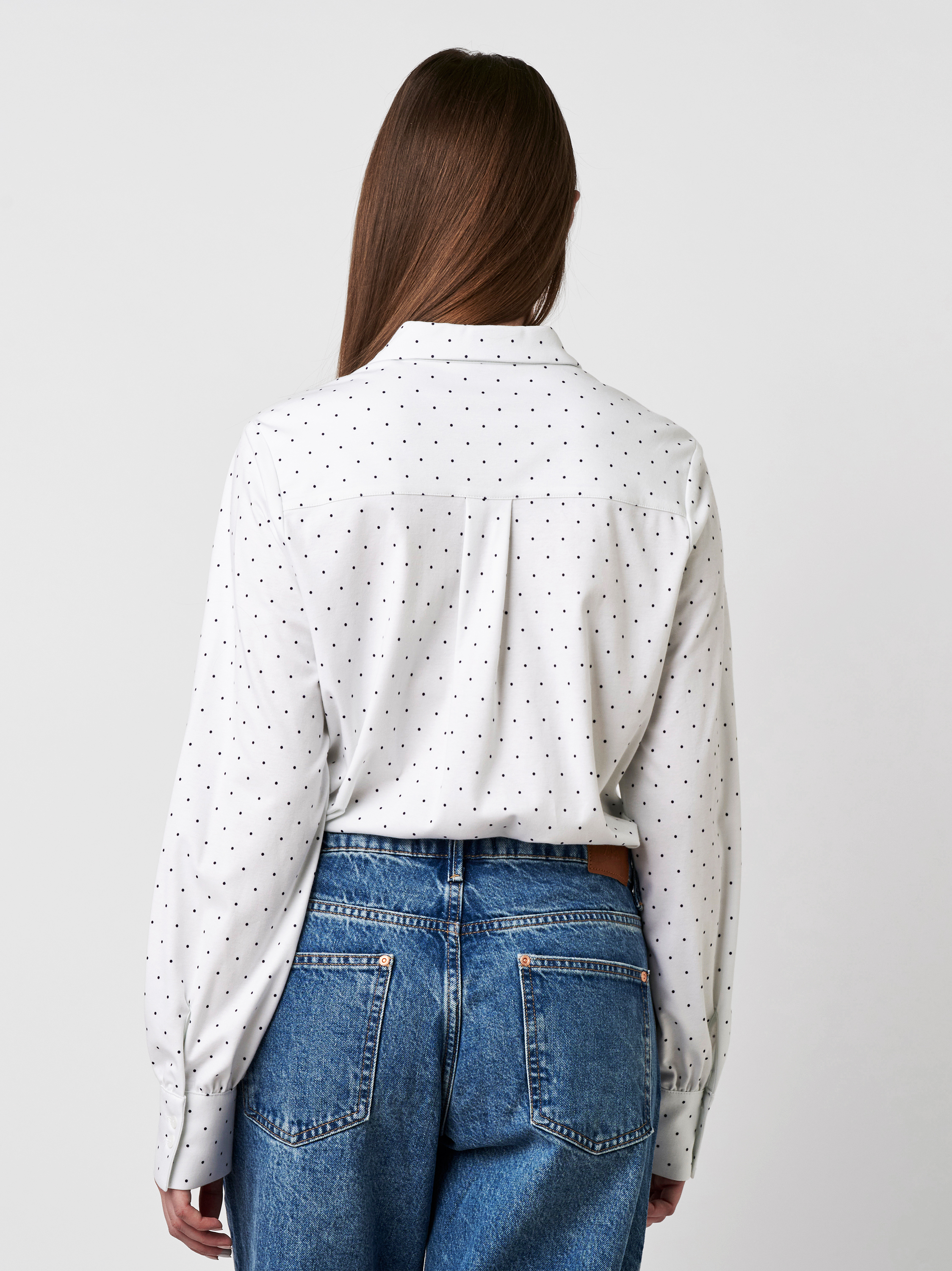 Blouse Lizzy white with navy dots rear view Blouse Lizzy white with navy dots rear view