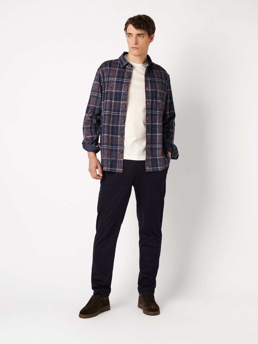 Herrenhemd Casual Shacket in navy brown flannel check, Outfitansicht am Model