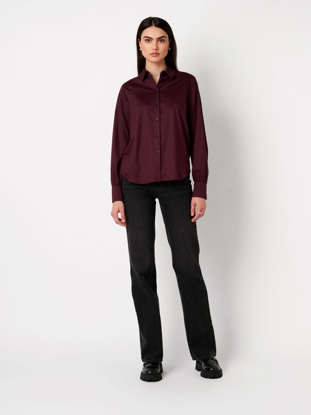 Womens blouse Lizzy in burgundy, outfit view worn by model