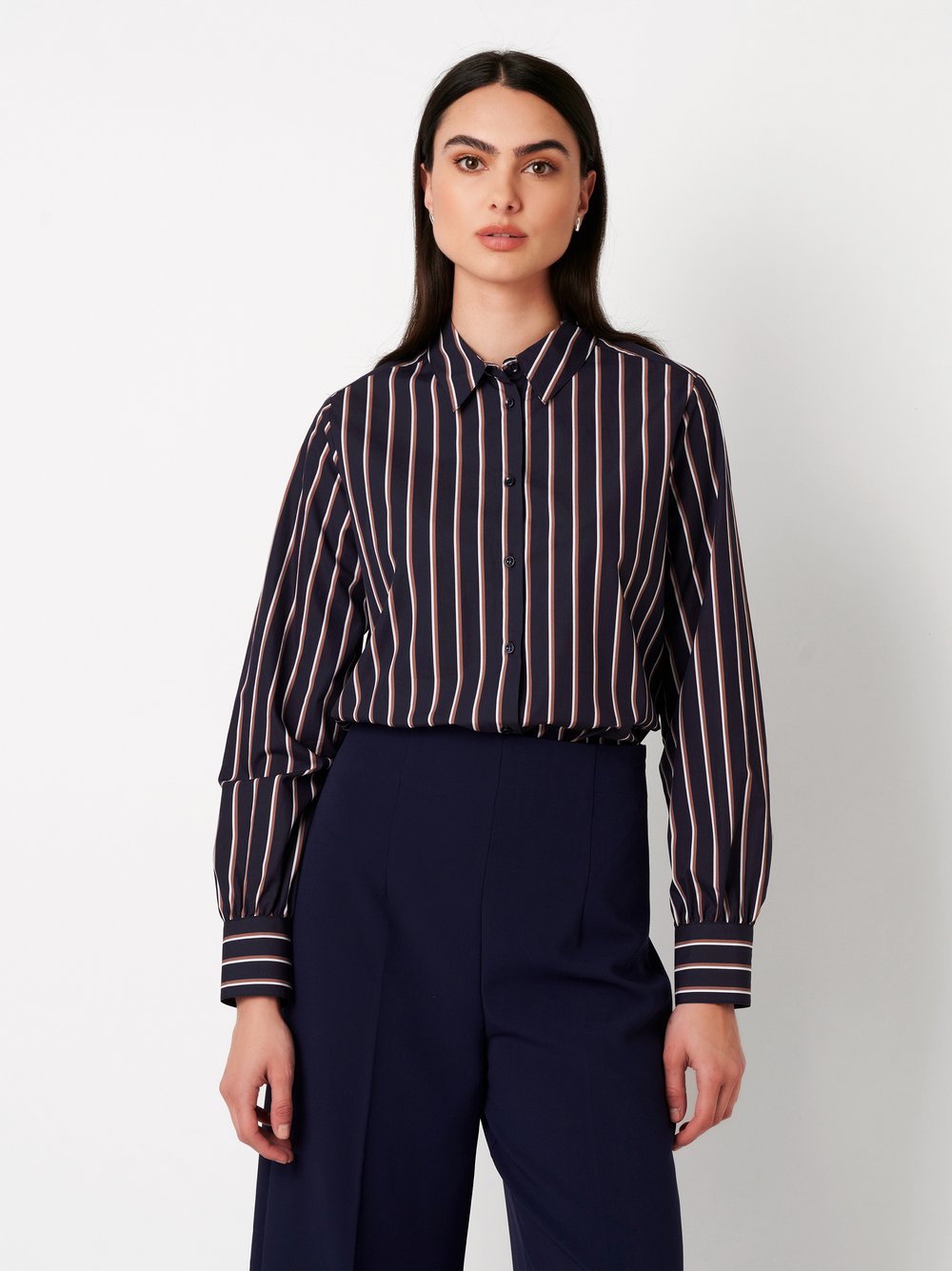 Damenbluse Lizzy in striped navy mocha, Frontansicht am Model getragen