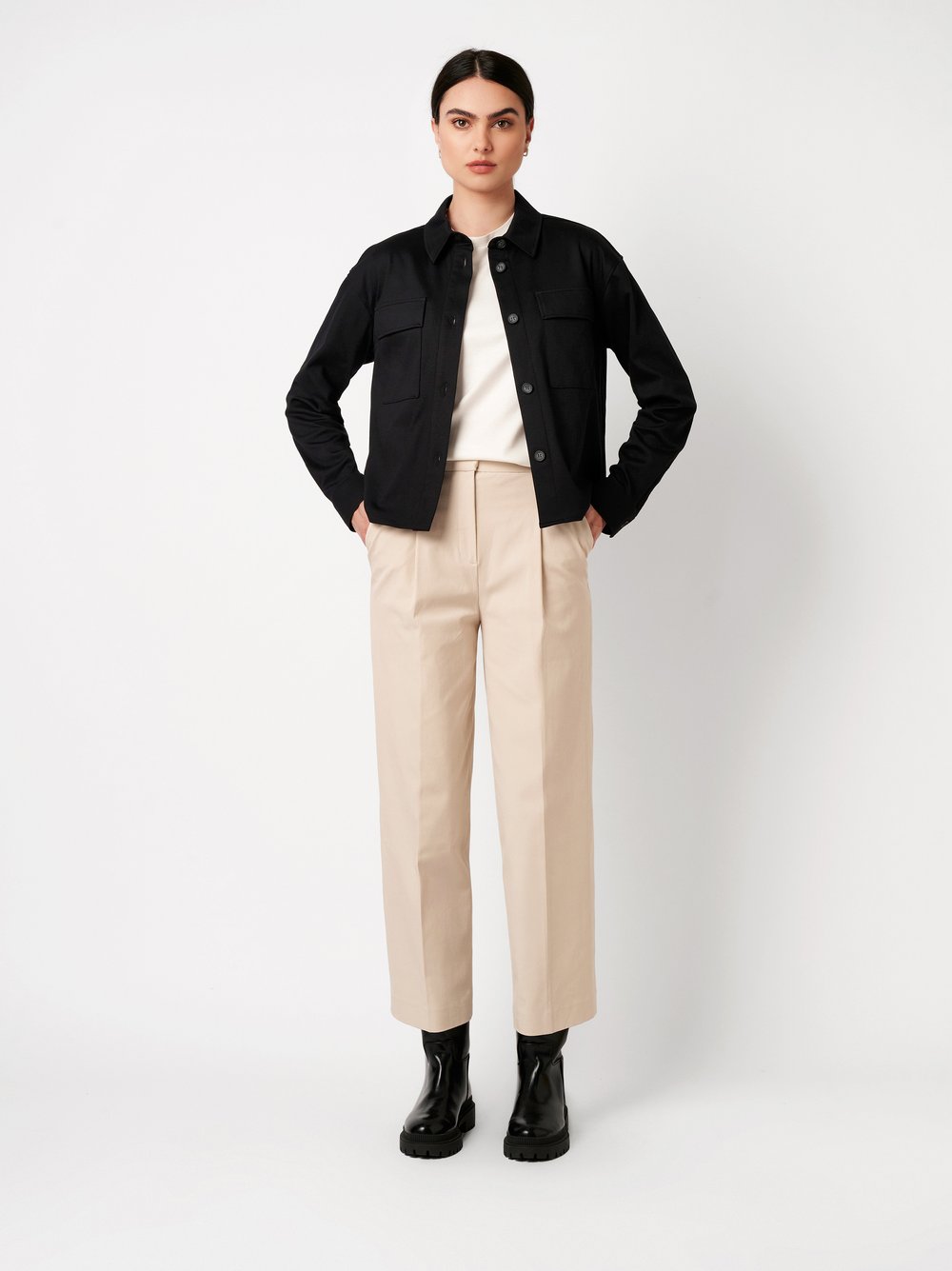 Damenbluse Sina in solid black, Outfitansicht am Model