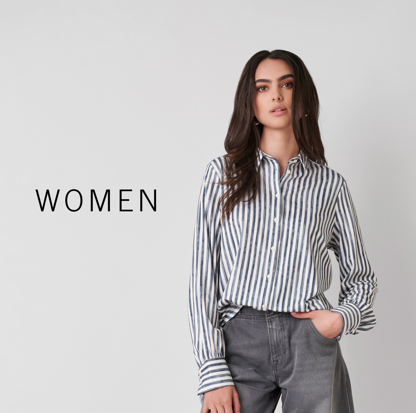 Frau in gestreifter Jersey-Bluse von DESOTO mit modernem, entspanntem Look – Rubrik Women.