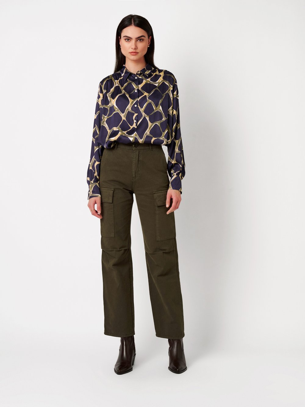 Damenbluse Lena in savanna glow olive, Outfitansicht am Model