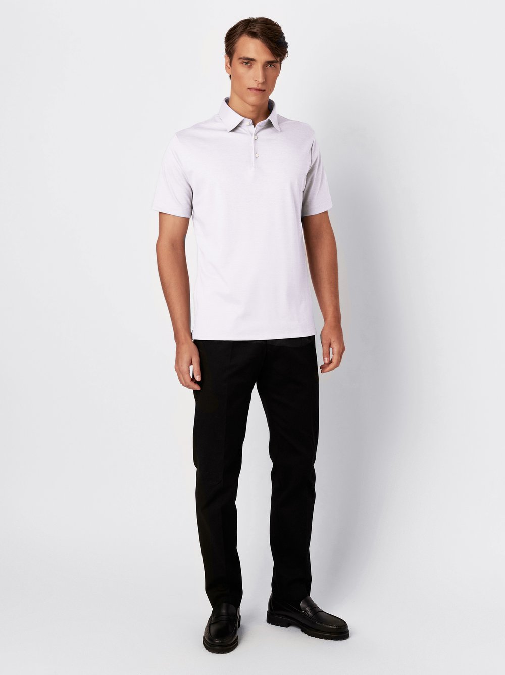 Herrenpolo Essential Kent in white pique, Outfitansicht am Model
