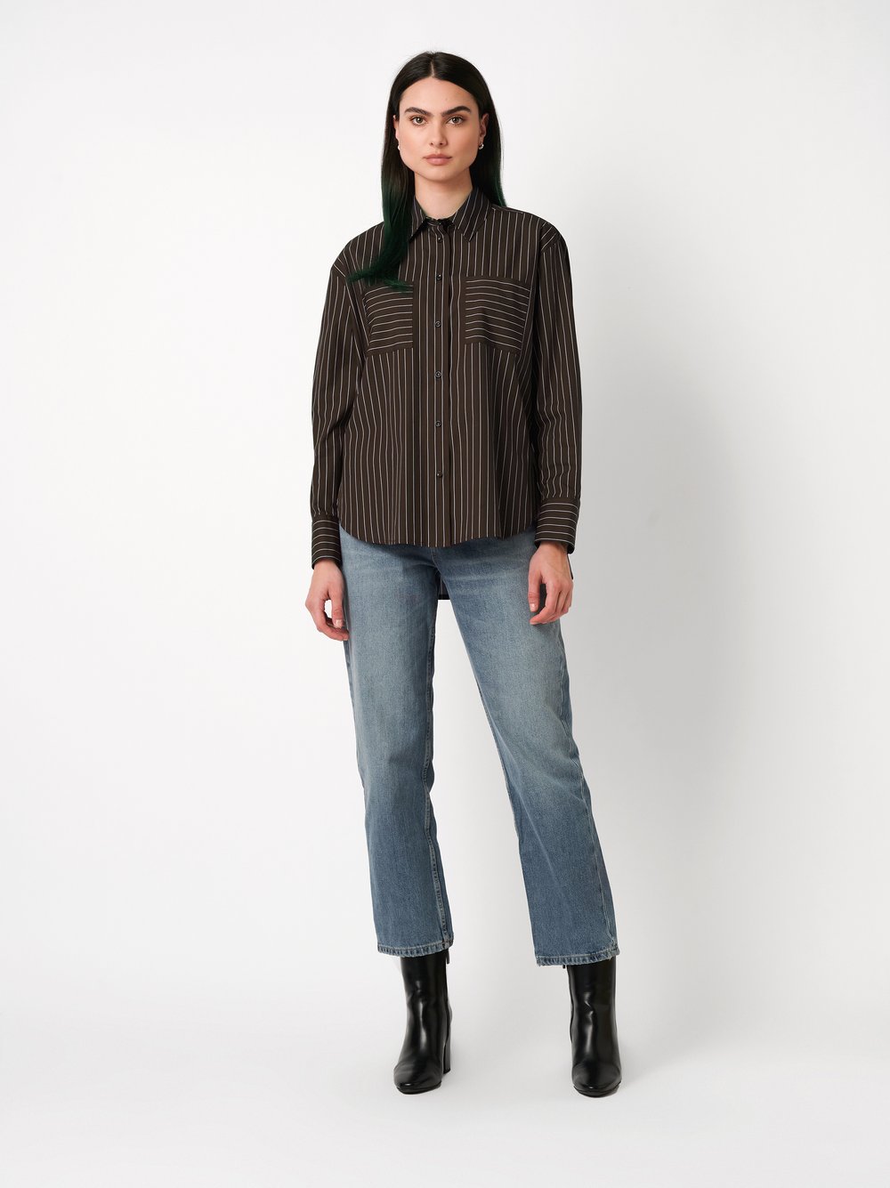 Damenbluse Finja in pinstripe mocha, Outfitansicht am Model