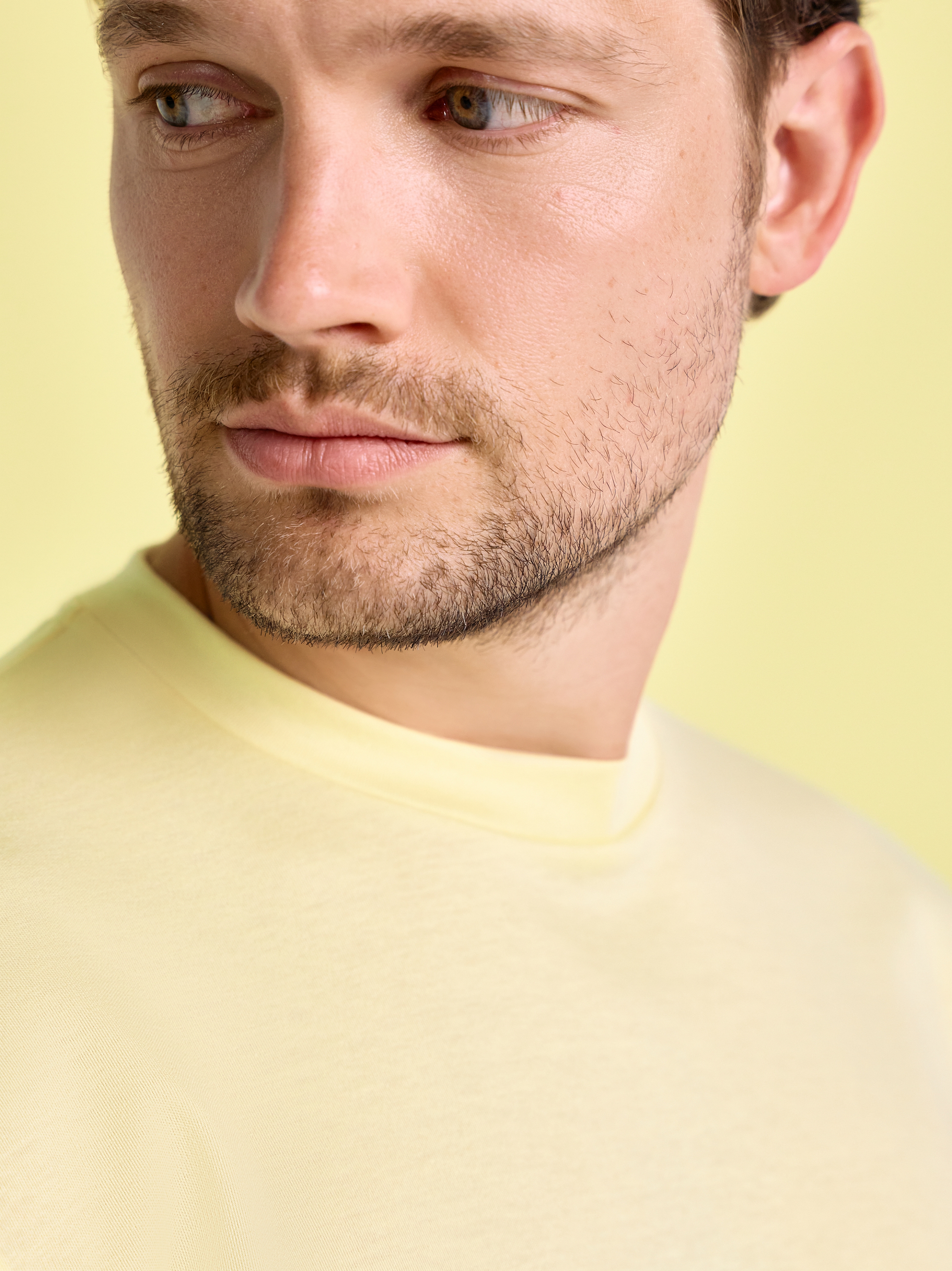 Mens T-shirt casual roundneck in solid yellow, detail view