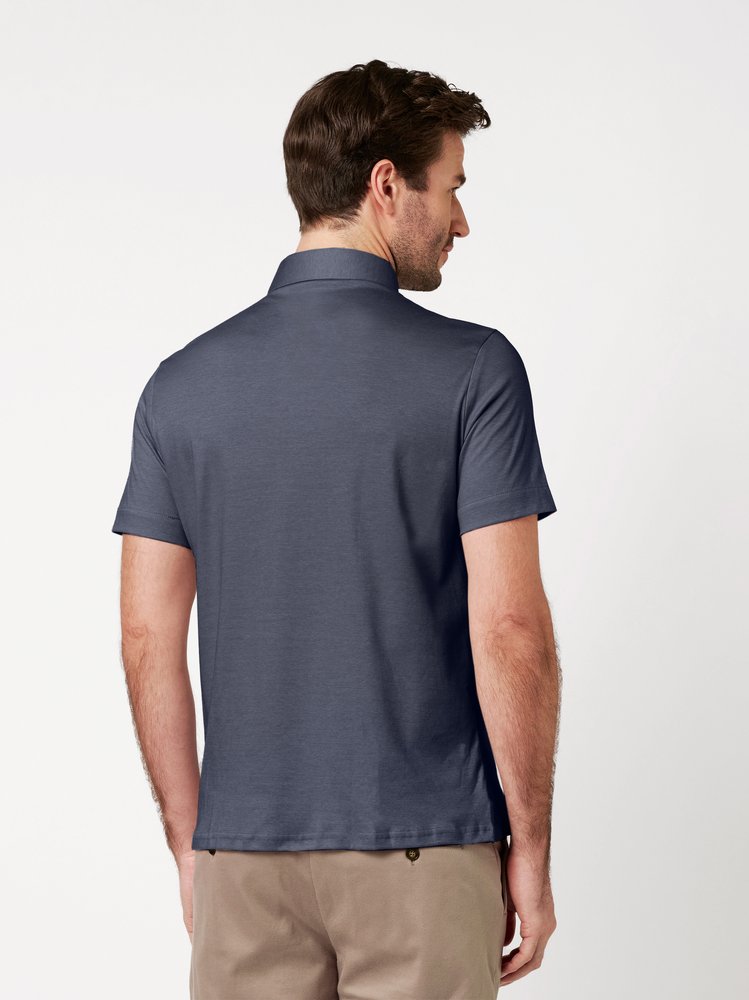 Herrenpolo Essential Kent in navy pique, Rueckansicht am Model getragen