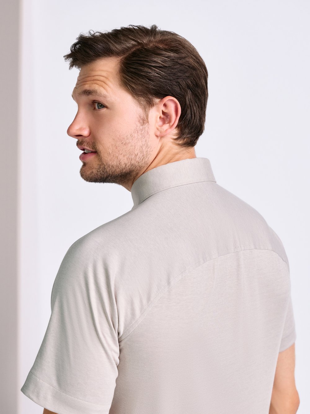 Mens Polo casual kent in light sonte pique, back view worn by model