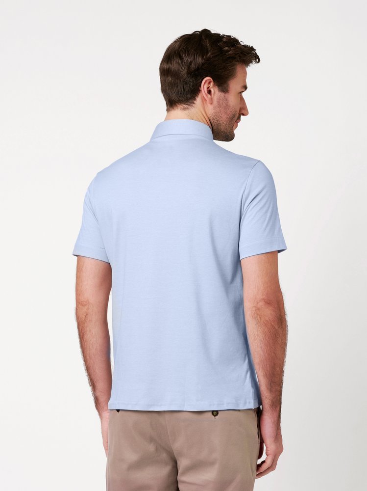 Herrenpolo Essential Kent in light blue pique, Rueckansicht am Model getragen
