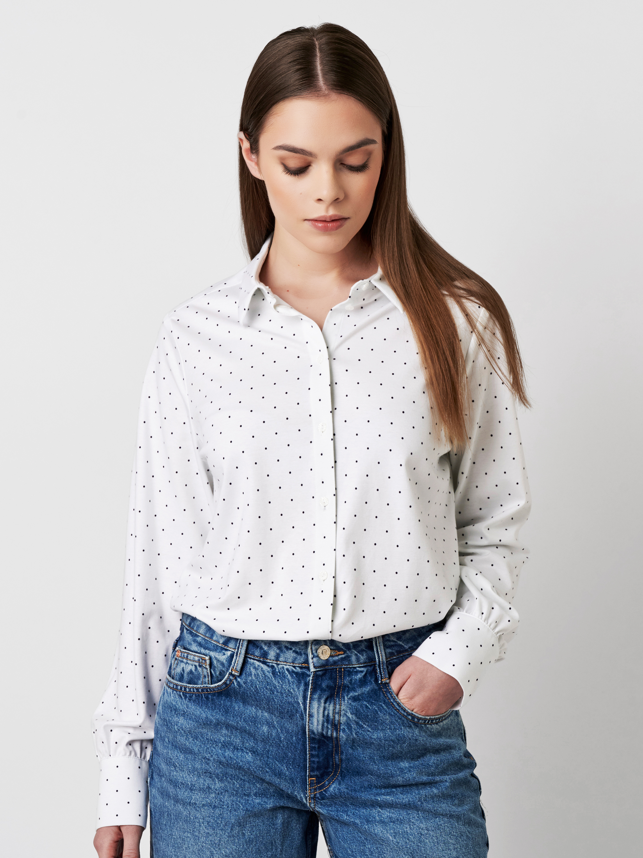 Bluse Lizzy white with navy dots Vorderansicht Bluse Lizzy white with navy dots Vorderansicht