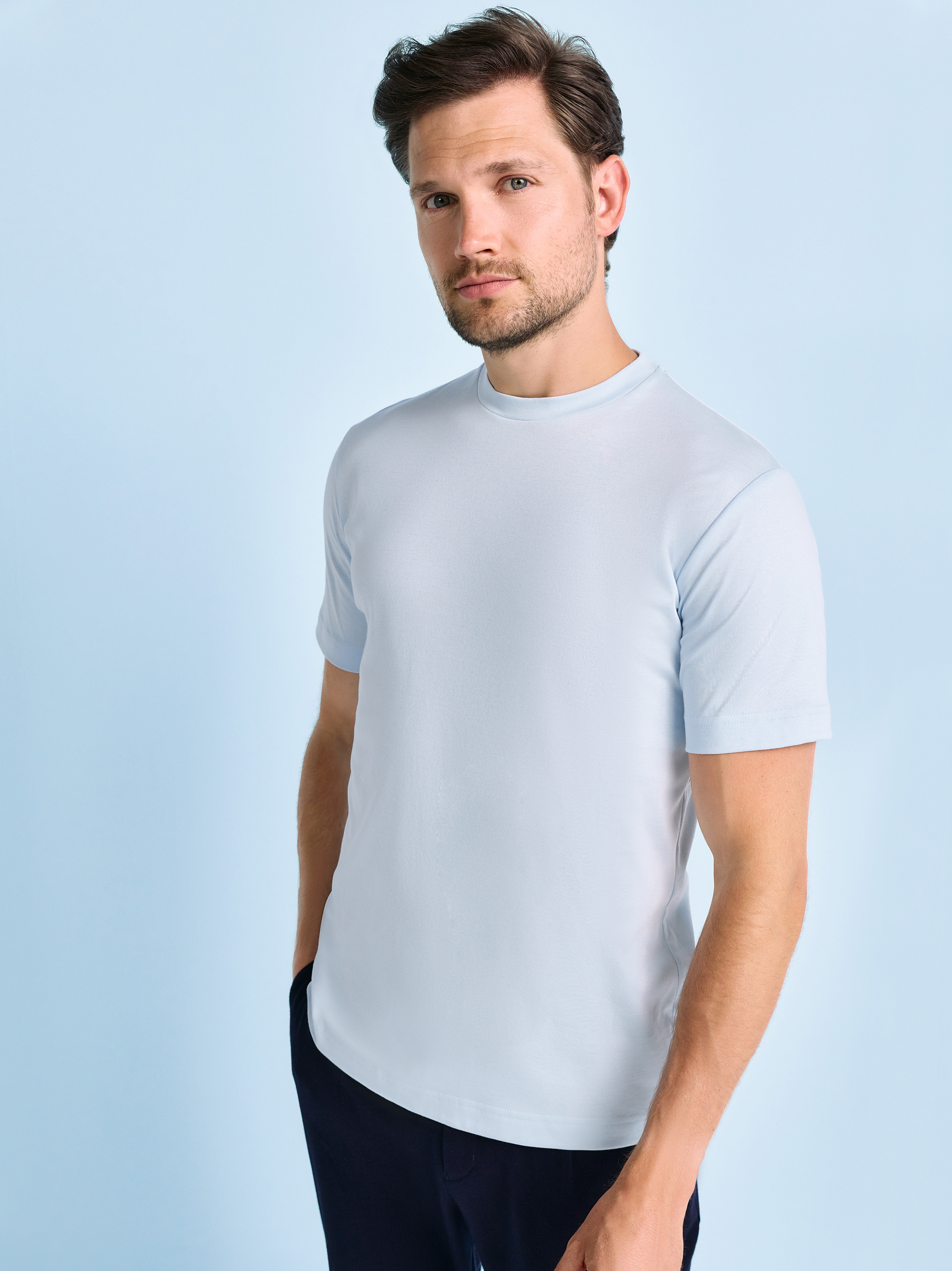 Herrenshirt Casual Roundneck in solid light blue, Frontansicht am Model getragen