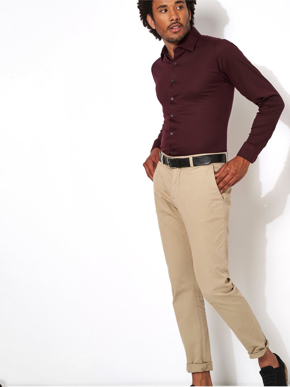 Mens shirt casual kent in dark burgundy pique, outfit view worn by model