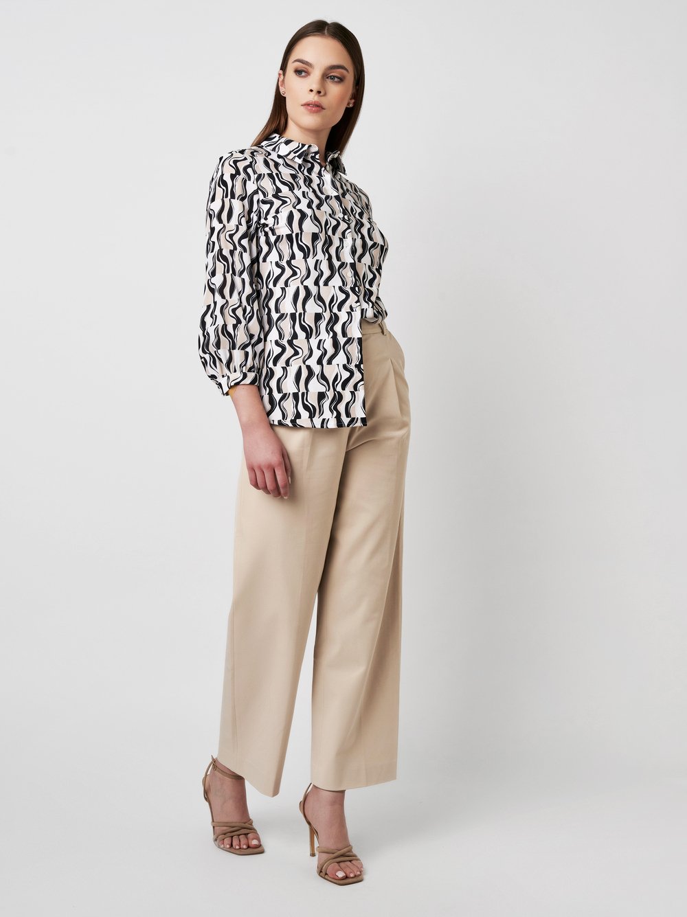 Bluse Pia abstract black sand white Outfitansicht Bluse Pia abstract black sand white Outfitansicht