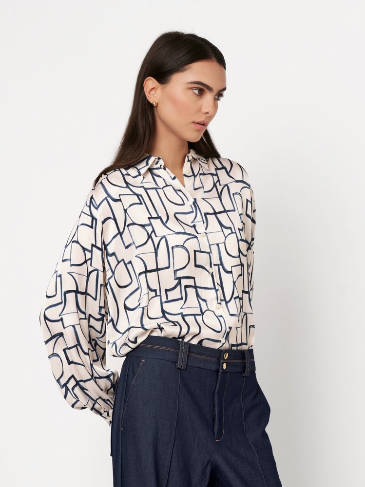 Damenbluse Lena in abstract creme, Frontansicht am Model getragen