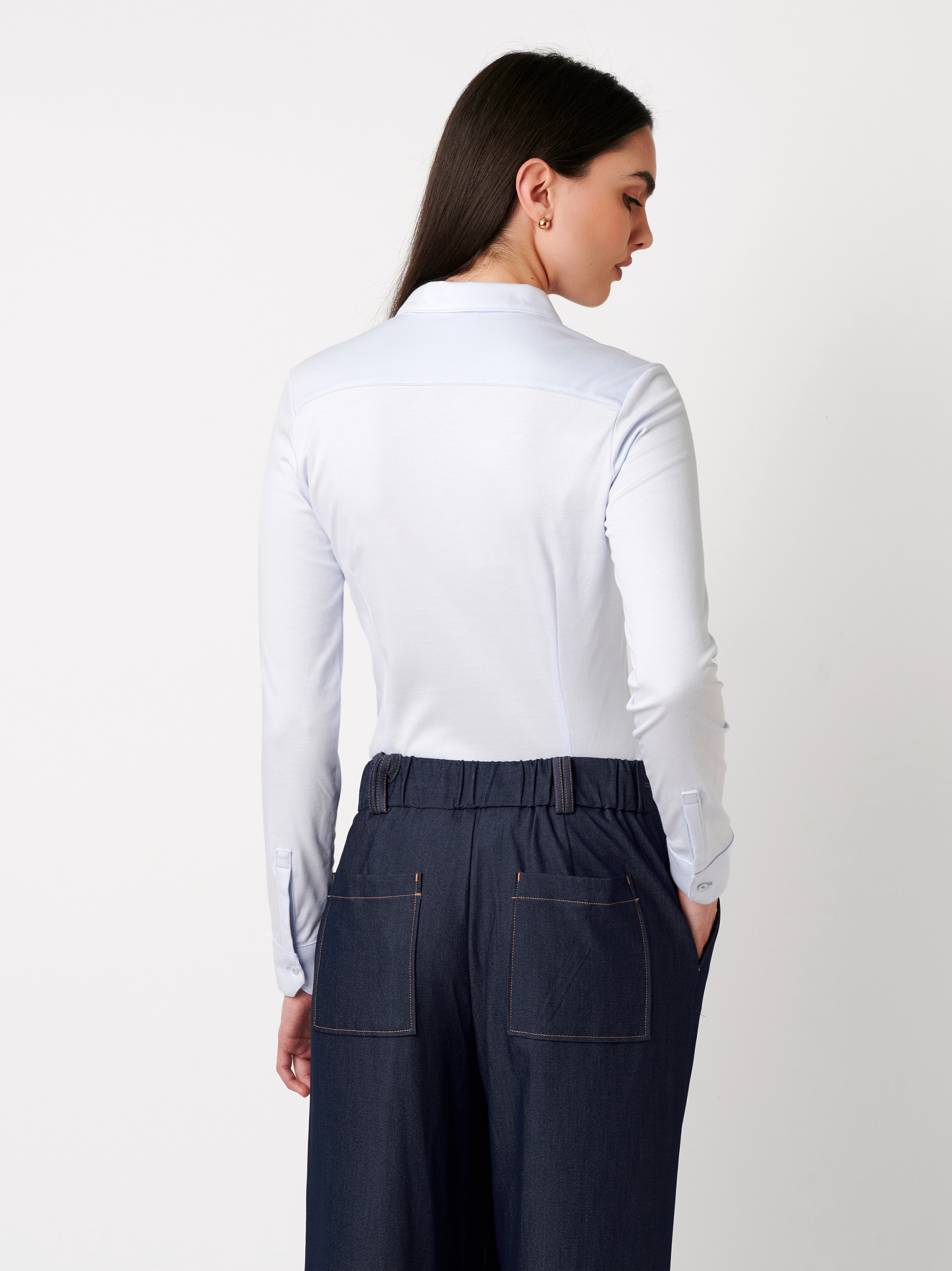 Damenbluse Pia in solid light blue, Rueckansicht am Model getragen