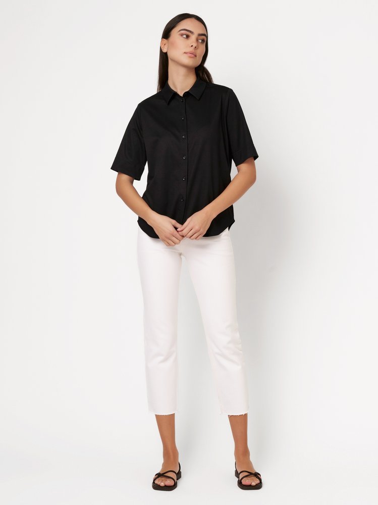 Damenbluse Lizzy in solid black, Outfitansicht am Model
