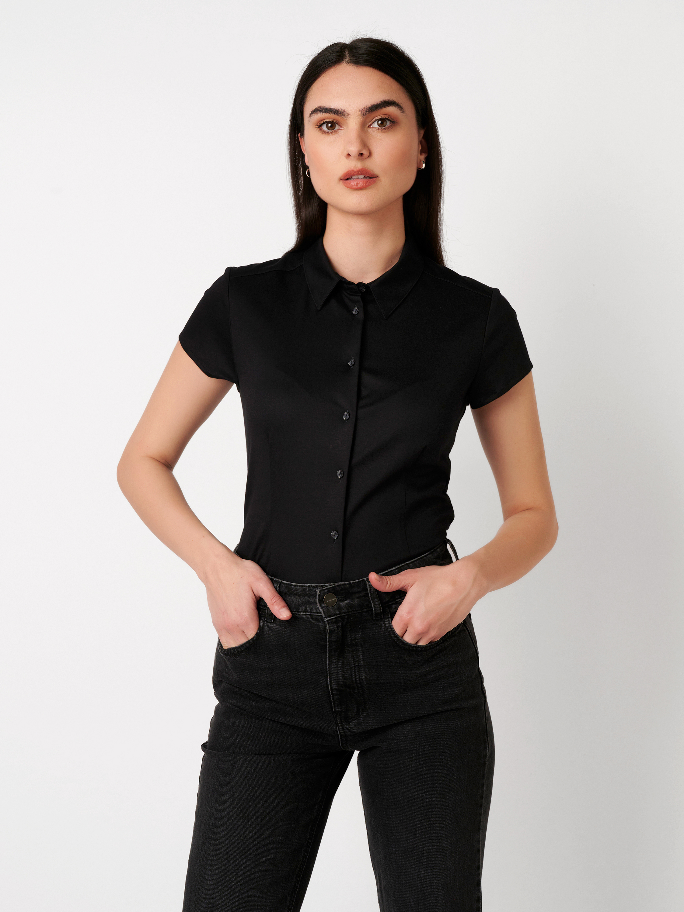 Damenbluse Pia in solid black, Frontansicht am Model getragen