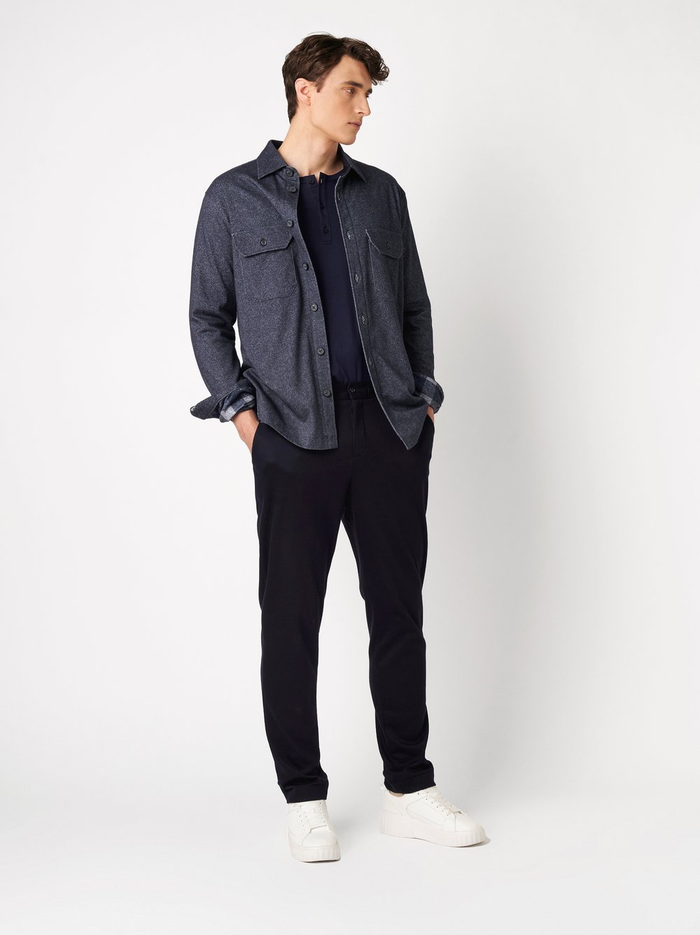 Herrenhemd Casual Shacket in navy twill, Outfitansicht am Model