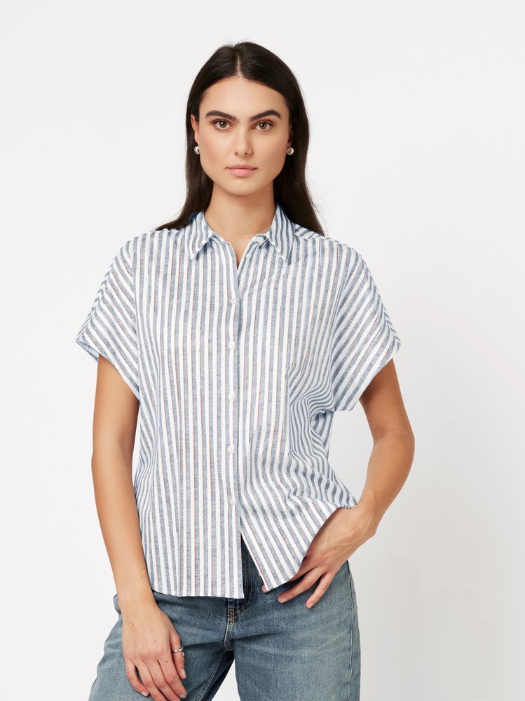 Damenbluse Florine in blue-linen stripes, Frontansicht am Model getragen