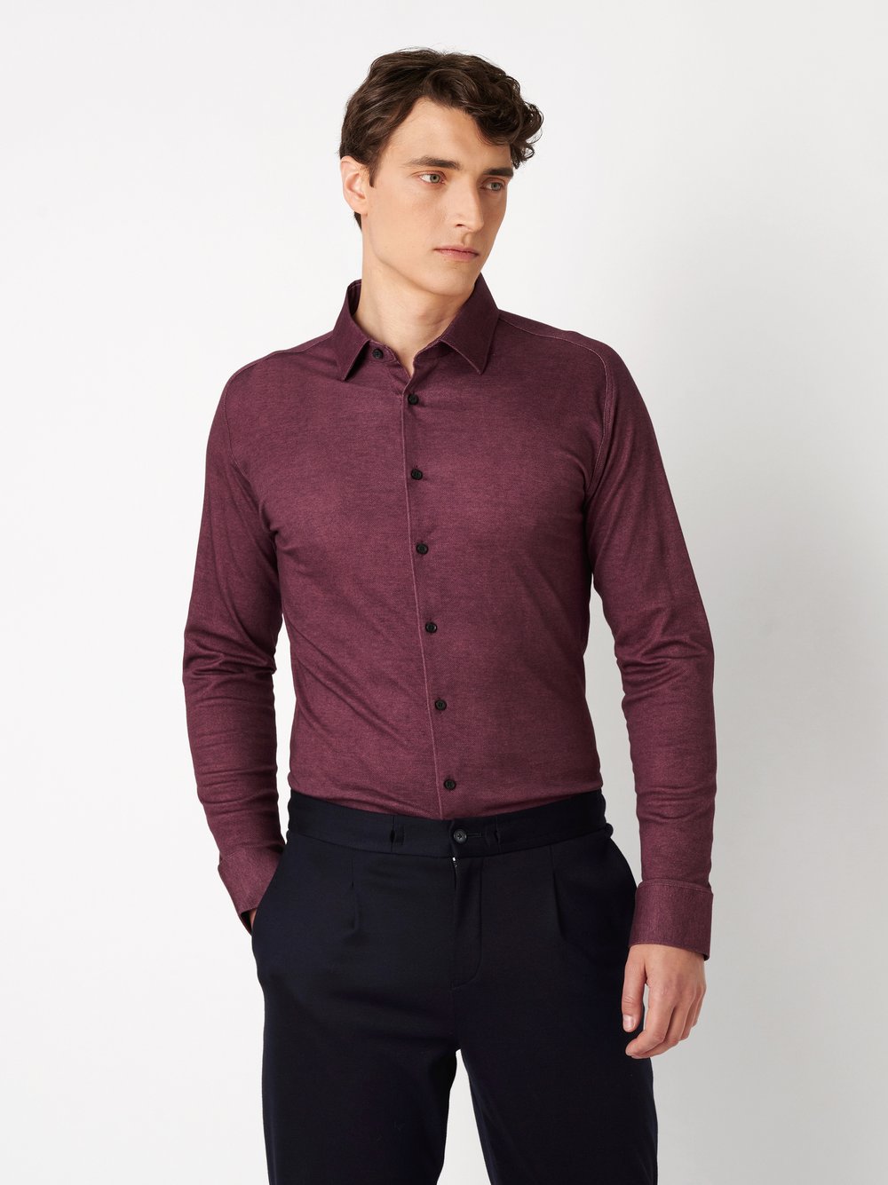 Mens shirt casual kent in bordeaux twill, front view worn by model
