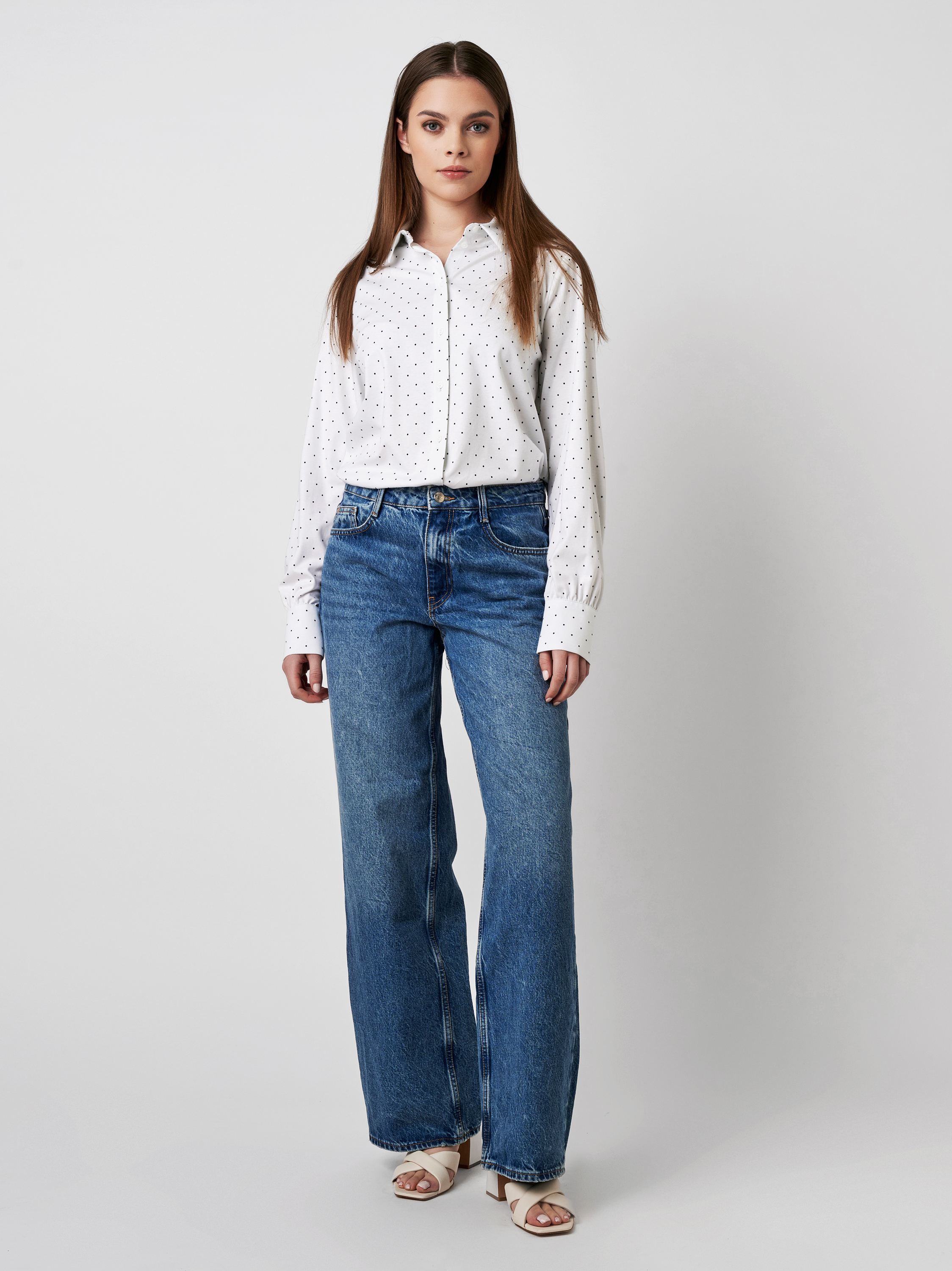 Blouse Lizzy white with navy dots outfit view Blouse Lizzy white with navy dots outfit view