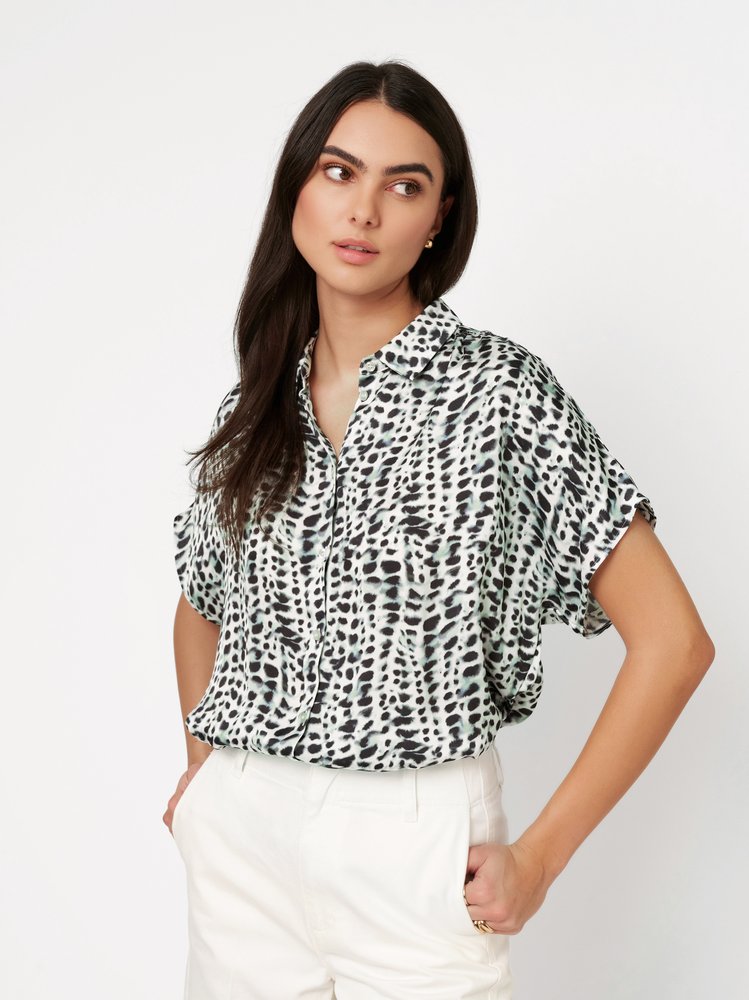 Damenbluse Florine in green abstract animal, Frontansicht am Model getragen